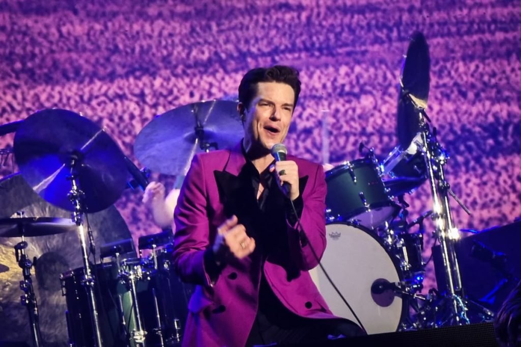 Brandon Flowers cantando - Metrópoles