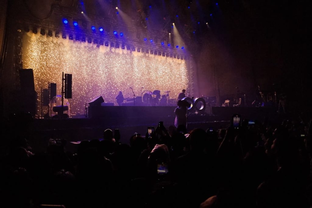 Brandon Flowers cantando - Metrópoles