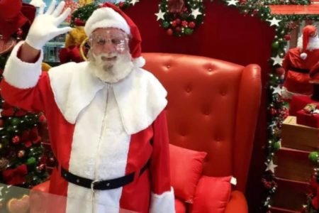 Celio Figueiredo vestido de Papai Noel - Metrópoles