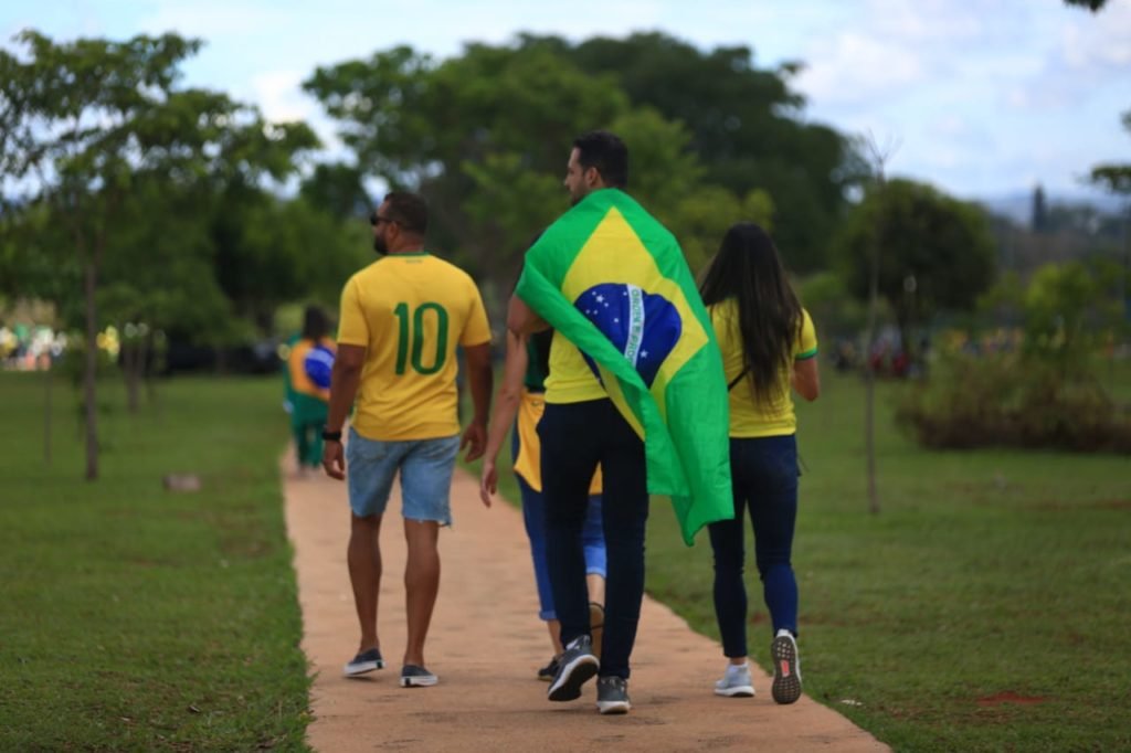 Eixo monumetal engarrafado com manifestantes pró-Bolsonaro próximo ao QG do exército - Metrópoles