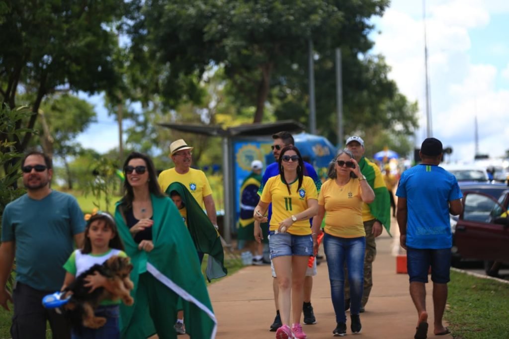 Eixo monumetal engarrafado com manifestantes pró-Bolsonaro próximo ao QG do exército - Metrópoles