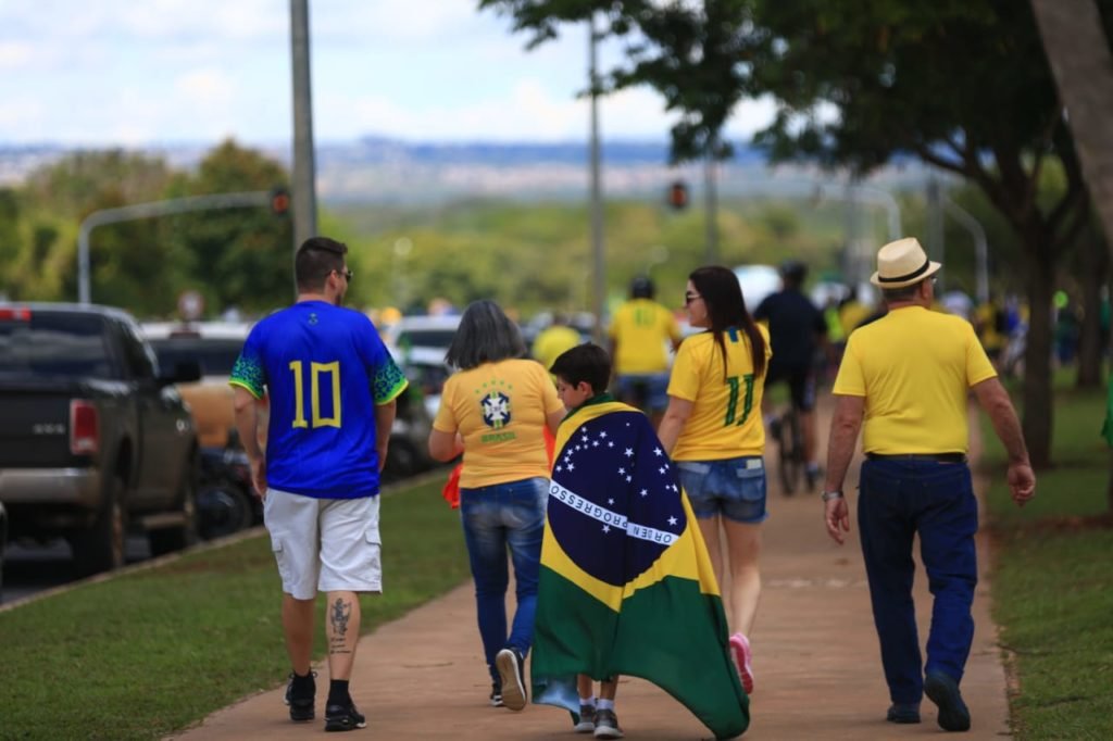 Eixo monumetal engarrafado com manifestantes pró-Bolsonaro próximo ao QG do exército - Metrópoles