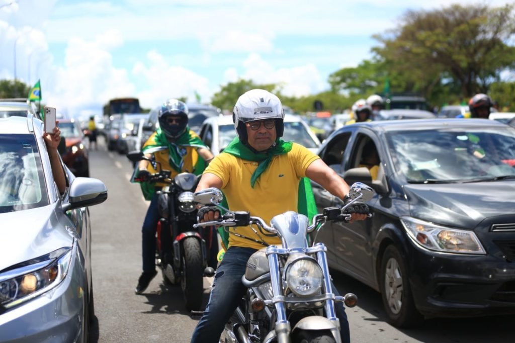 Eixo monumetal engarrafado com manifestantes pró-Bolsonaro próximo ao QG do exército - Metrópoles