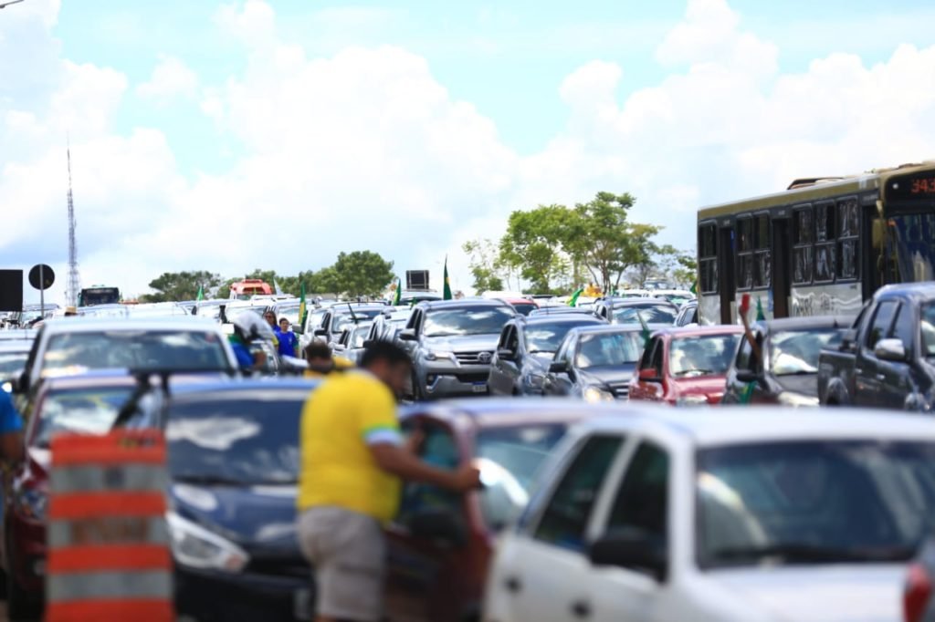 Eixo monumetal engarrafado com manifestantes pró-Bolsonaro próximo ao QG do exército - Metrópoles