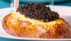 Prato de batata assada com caviar do Kaspia Brasil