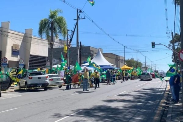 Bolsonaristas durante ato em Curitiba