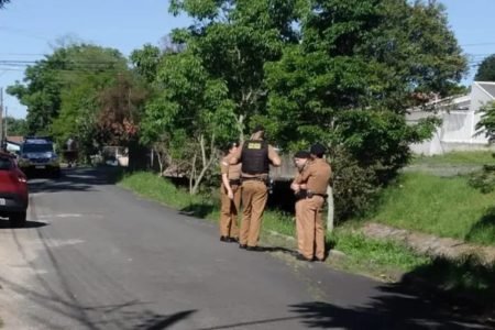 Policiais militares em frente a uma vala onde o corpo do motorista de aplicativo foi encontrado - Metrópoles