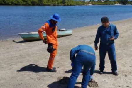 Técnicos investigando substância desconhecida em praias da Bahia