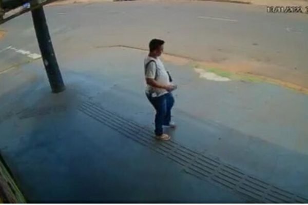 Ladrão filmado após furto em residência - Metrópoles