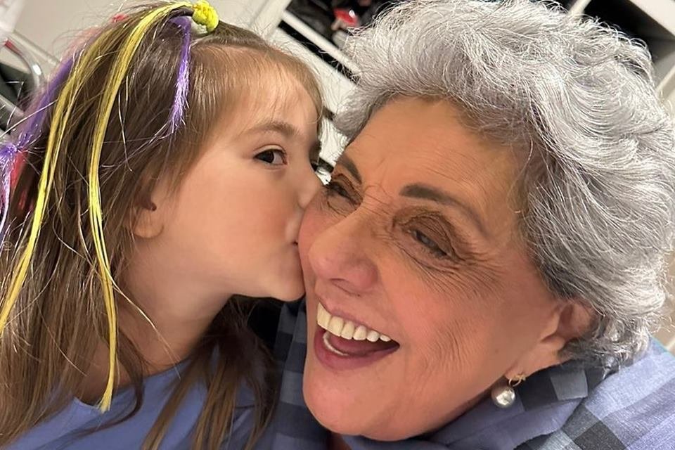 A filha de Sabrina Sato e Duda Nagle protagoniza momento fofo com a vó, Leda Nagle - Metrópoles