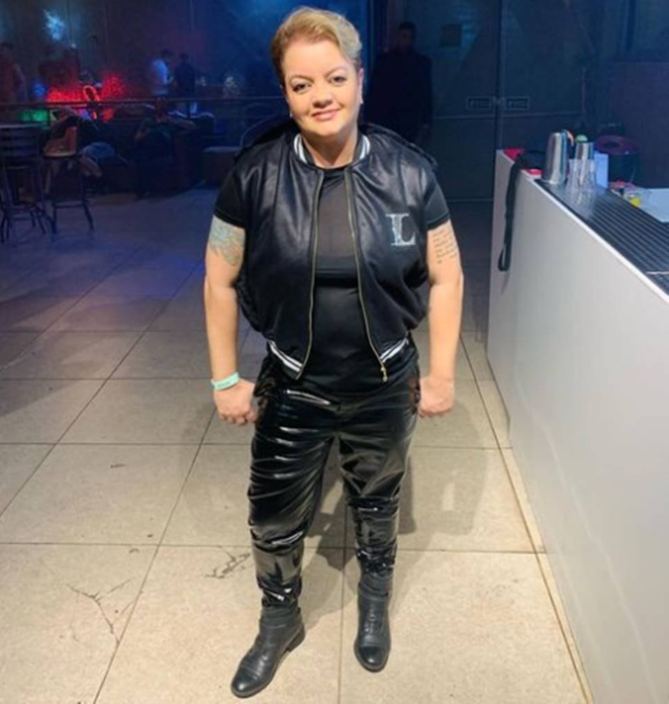 mulher de preto