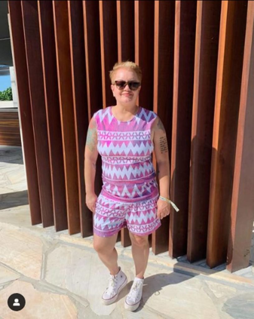 mulher de roupa rosa