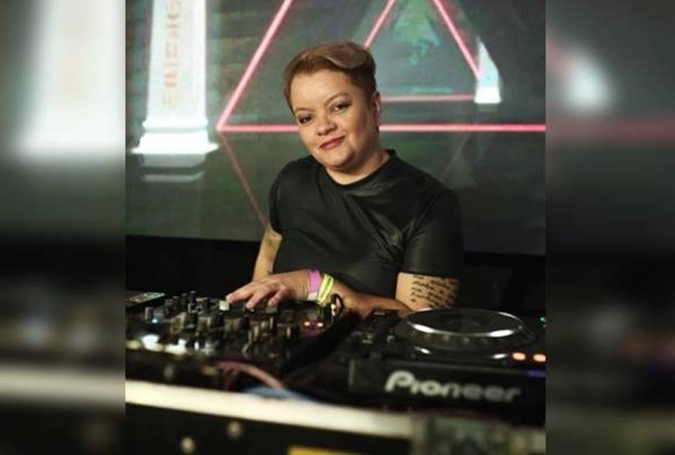 DJ na mesa de som