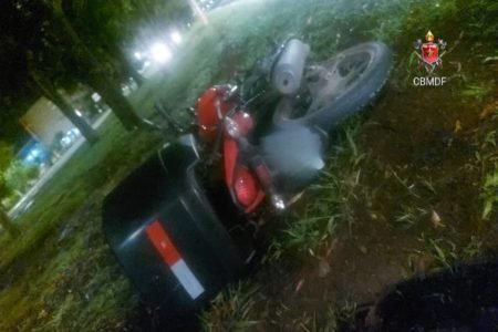 Motocicleta caída após acidente