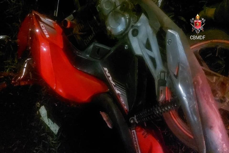 Motocicleta caída após acidente