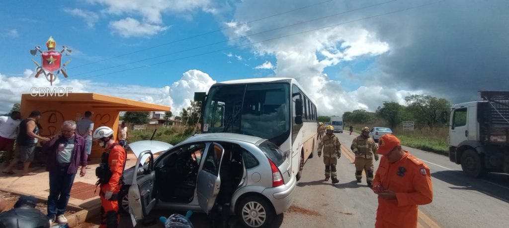 ônibus bate em carro na DF-180