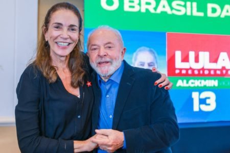 imagem colorida de Lula e a ex-jogadora de vôlei Isabel