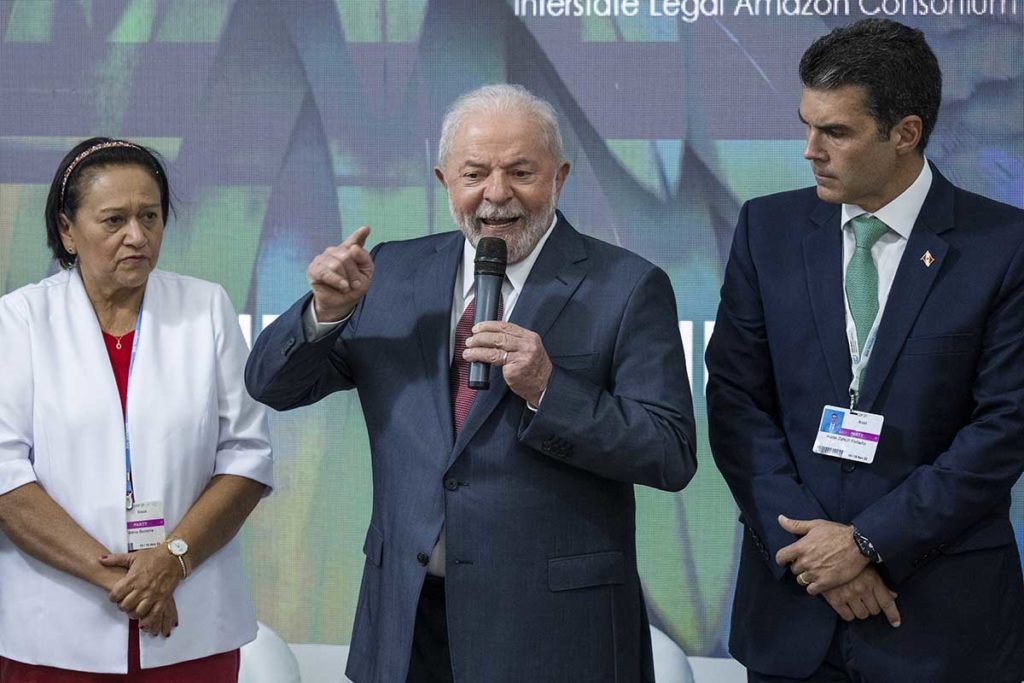 O presidente eleito Lula discursa na COP27 com microfone na mão ao lado dos governadores Fátima Bezerra (Rio Grande do Norte) e Hélder Barbalho (Pará) - Metrópoles
