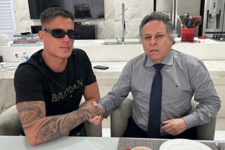 Tiago Ramos posa com o advogado criminalista Gil Ortuzal - Metrópoles