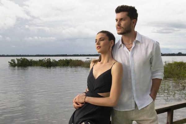 Camila Queiroz e Klebber Toledo em Casamento às Cegas Brasil 2 na Netflix