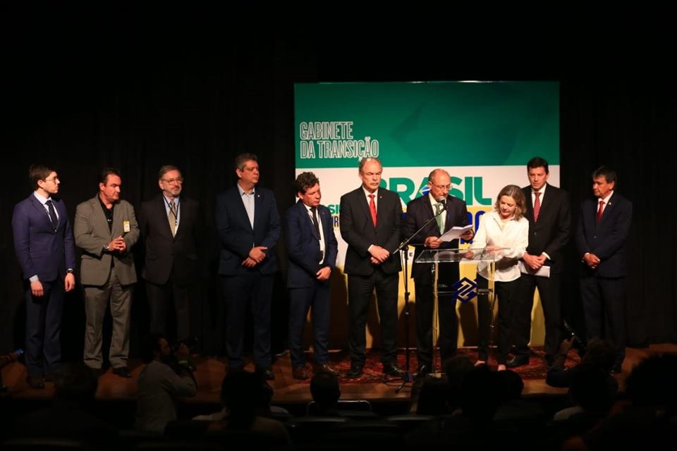O coordenador da transição e vice-presidente eleito, Geraldo Alckmin, anuncia mais nomes pra transição do novo governo. Ele fala em púlpito ao lado de diversos membros da equipe - Metrópoles