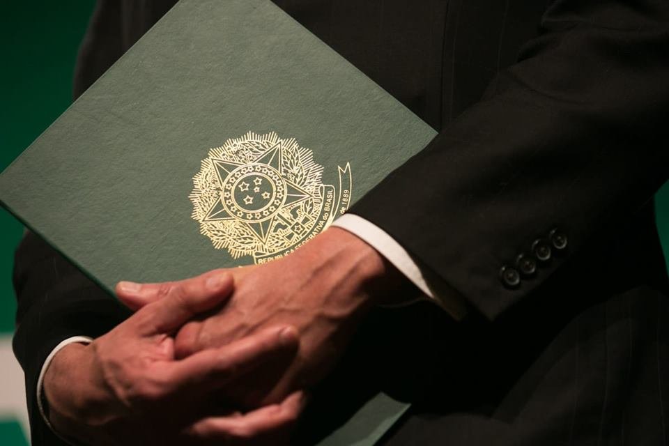 O coordenador da transição e vice-presidente eleito, Geraldo Alckmin, anuncia mais nomes pra transição do novo governo. Em detalhe, sua pasta com o brasão da República - Metrópoles