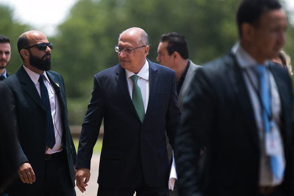 O coordenador da transição e vice-presidente eleito, Geraldo Alckmin, anuncia mais nomes pra transição do novo governo. Na imagem, ele caminha ao lado de seguranças no espaço externo do CCBB - Metrópoles