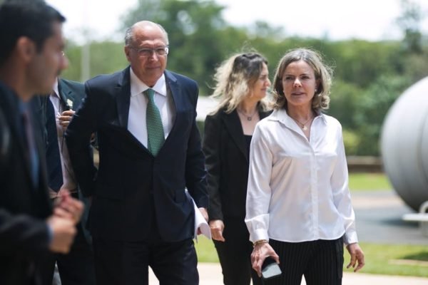 O coordenador da transição e vice-presidente eleito, Geraldo Alckmin, anuncia mais nomes pra transição do novo governo. Na imagem, ele caminha ao lado de seguranças e de Gleisi Hoffmann no espaço externo do CCBB - Metrópoles