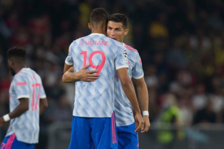 Varane e Cristiano Ronaldo se abraçando em partida - Metrópoles