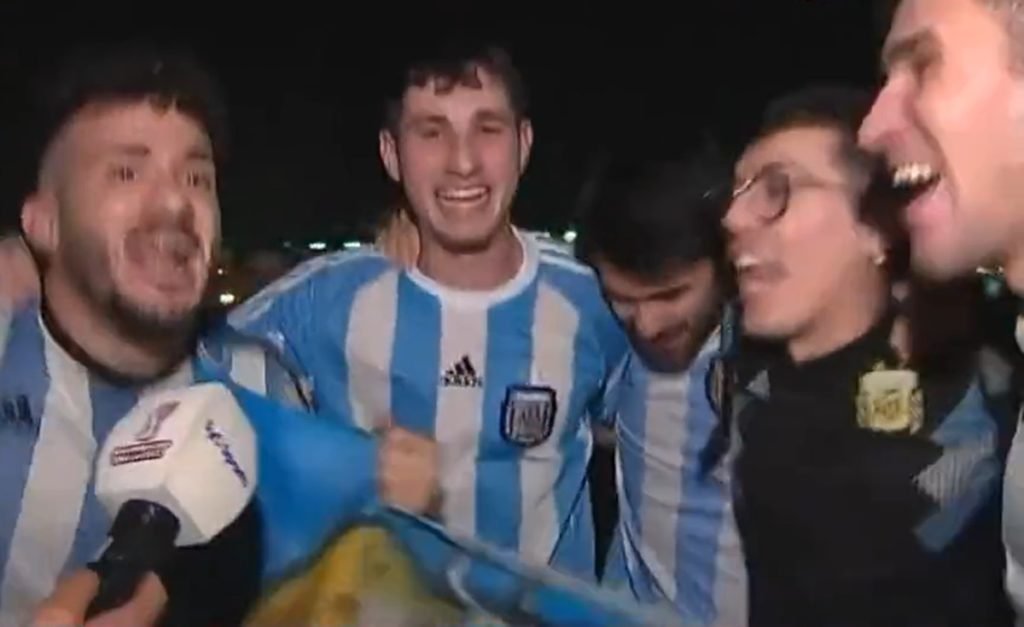 Torcedores argentinos no Catar cantam música racista e transfóbica contra  jogador francês Mbappé - Metro 1