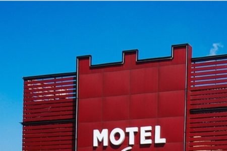 Fachada de prédio vermelho com letras que formam a palavra motel - Metrópoles