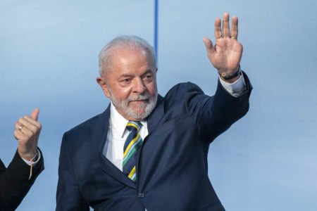 O presidente eleito Lula acena após discurso na COP27, no Egito - Metrópoles