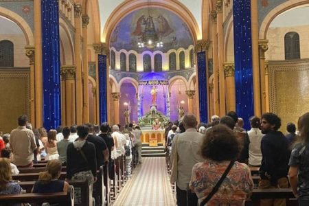 Foto colorida de uma igreja - Metrópoles
