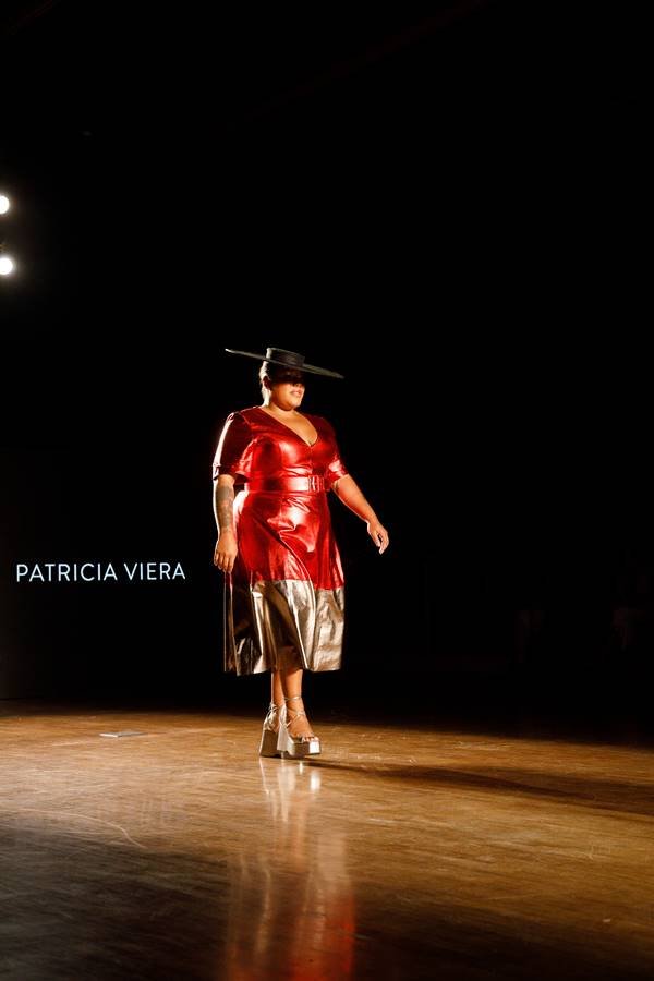 Rita Carreira usando vestido vermelho metalizado na passarela - Metrópoles