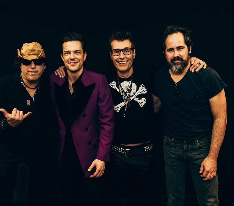 quatro homens sorriem abraçados - Metrópoles