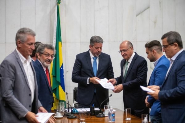 imagem colorida mostra geraldo alckmin, vice-presidente eleito, entrega minuta da pec da transição para presidente da camara dos deputados arthur lira - Metrópoles