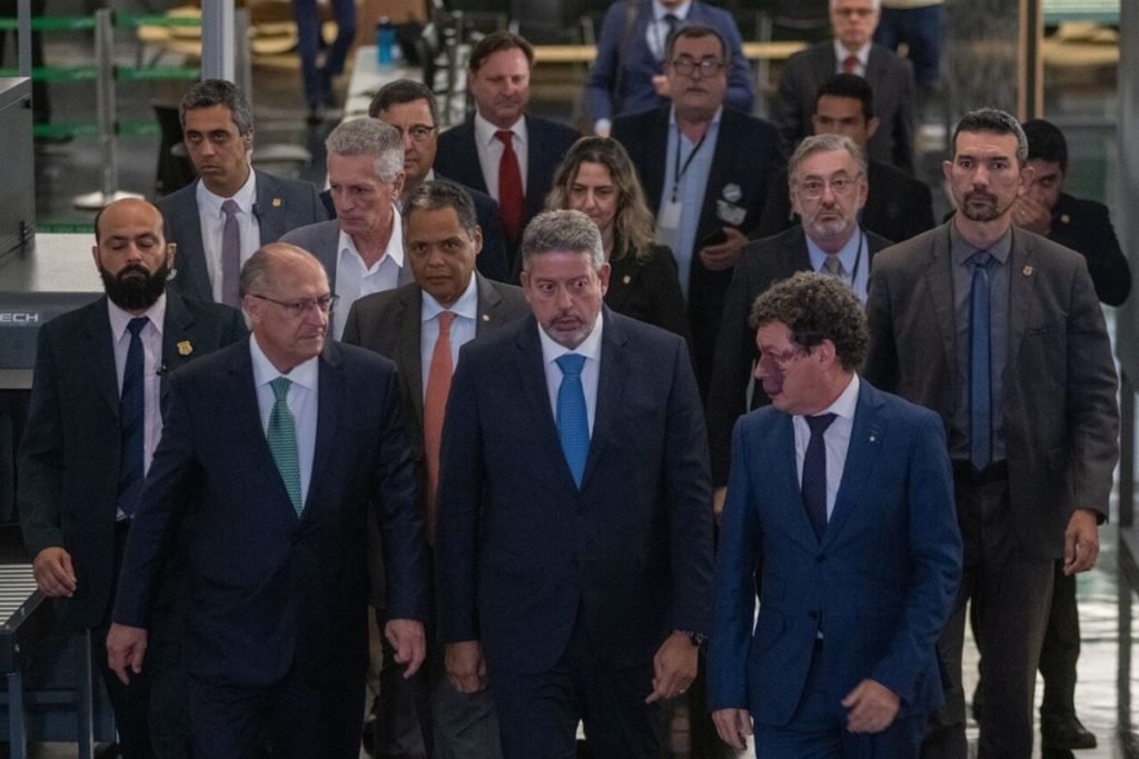 geraldo alckmin entrega minuta da pec da transição para presidente da camara dos deputados arthur lira
