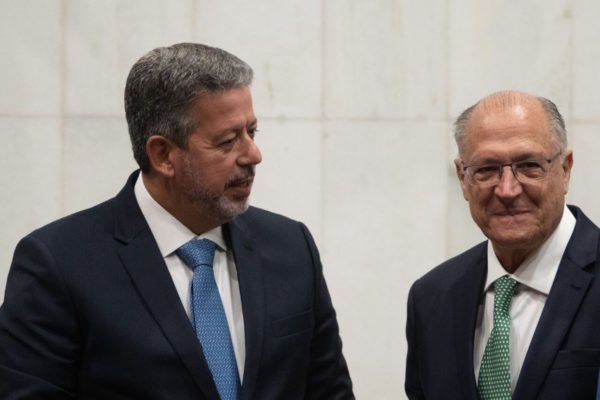 Foto colorida mostra deputado Arthur Lira e o vice-presidente eleito Geraldo Alckmin durante entrega da PEC da Transição - Metrópoles