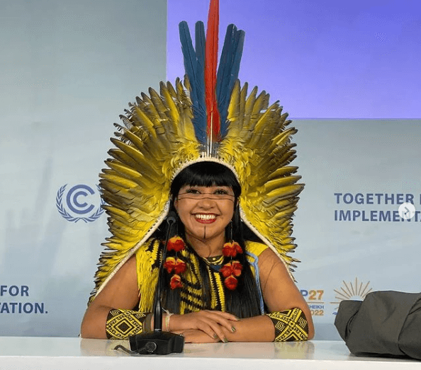Imagem colorida mostra deputada eleita Célia Xakriabá (Psol-MG). Ela está sorridente, dentada e com um cocar na cabeça - Metrópoles