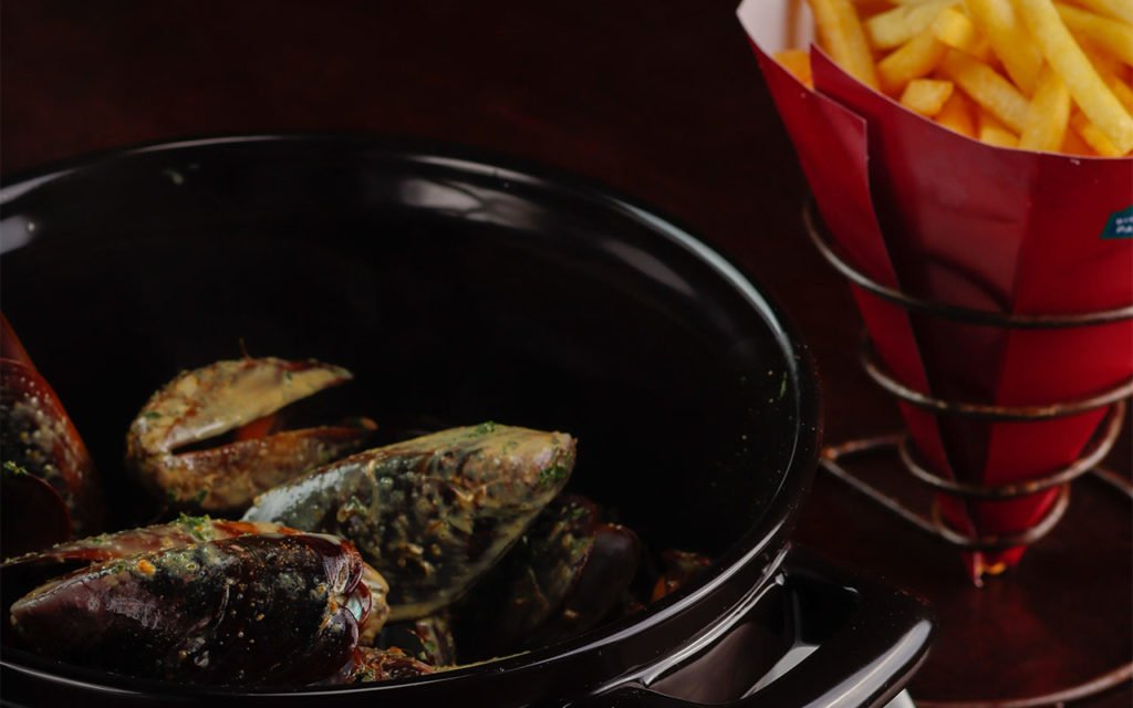 Panela com mexilhões e batata frita do Bistrot de Paris, em São Paulo