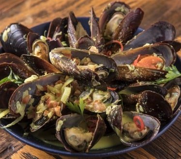 Prato com mexilhões do Avec Gastronomie em SP
