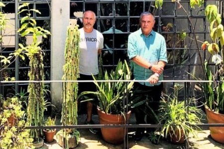 dois homens posam em meio a plantas - Metrópoles