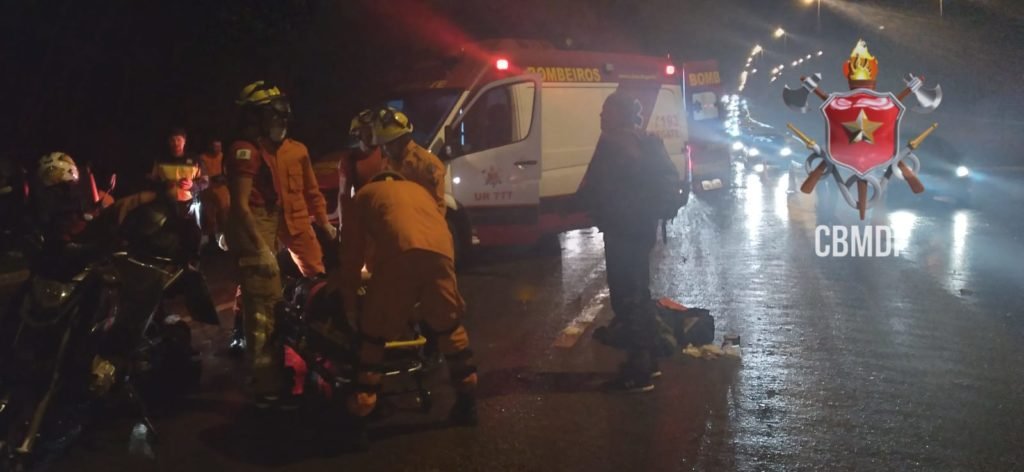 Motociclista é socorrido pelos bombeiros