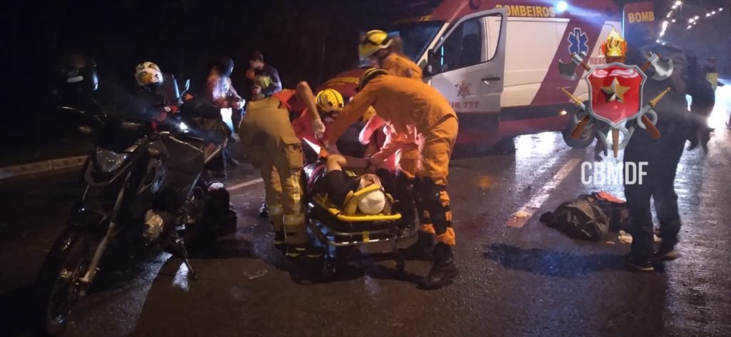 Motociclista é socorrido pelos bombeiros