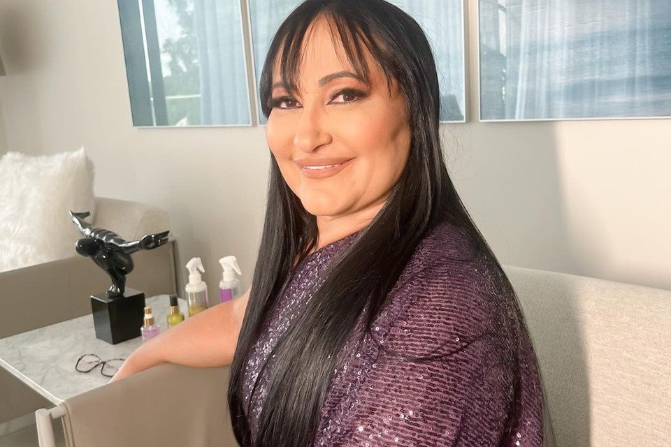 Solange, mãe de Deolane Bezerra posta sorridente para fotos - Metrópoles