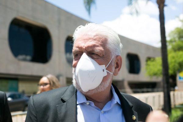 Jaques Wagner, membro da equipe de transição do governo Lula, dá entrevista ao sair do CCBB. Ele usa máscara branca e olha pro lado - Metrópoles