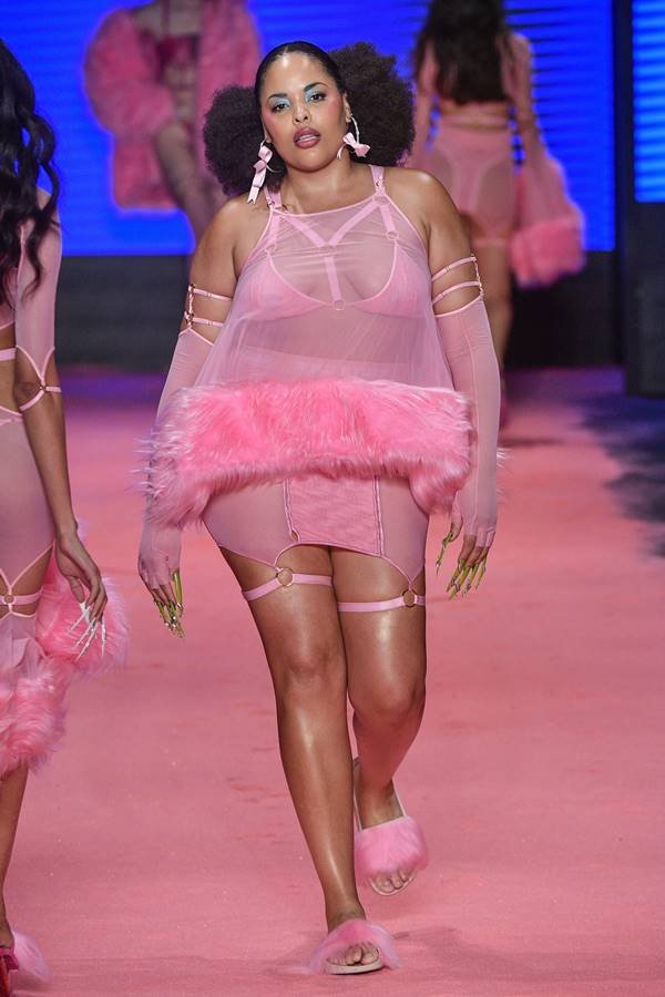 Modelo Rita Carreira com look rosa em desfile - Metrópoles