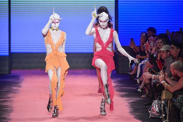 Modelos como alienígenas em desfile de moda - Metrópoles