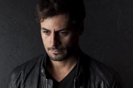 Foto colorida do designer Zanini de Zanine - Metrópoles