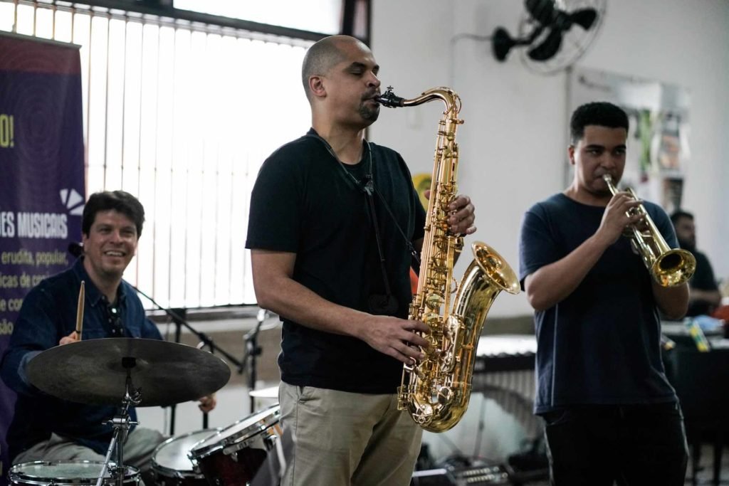 Imagem colorida Alunos e professores da EMESP Tom Jobim fazem concerto em homenagem a Moacir Santos